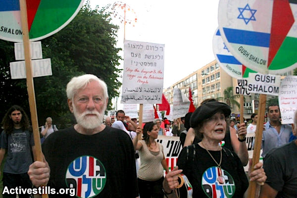 Uri Avnery (links) marschiert neben seiner Frau Rachel während einer Gush Shalom Rallye.  (Oren Ziv / Activestills.org)